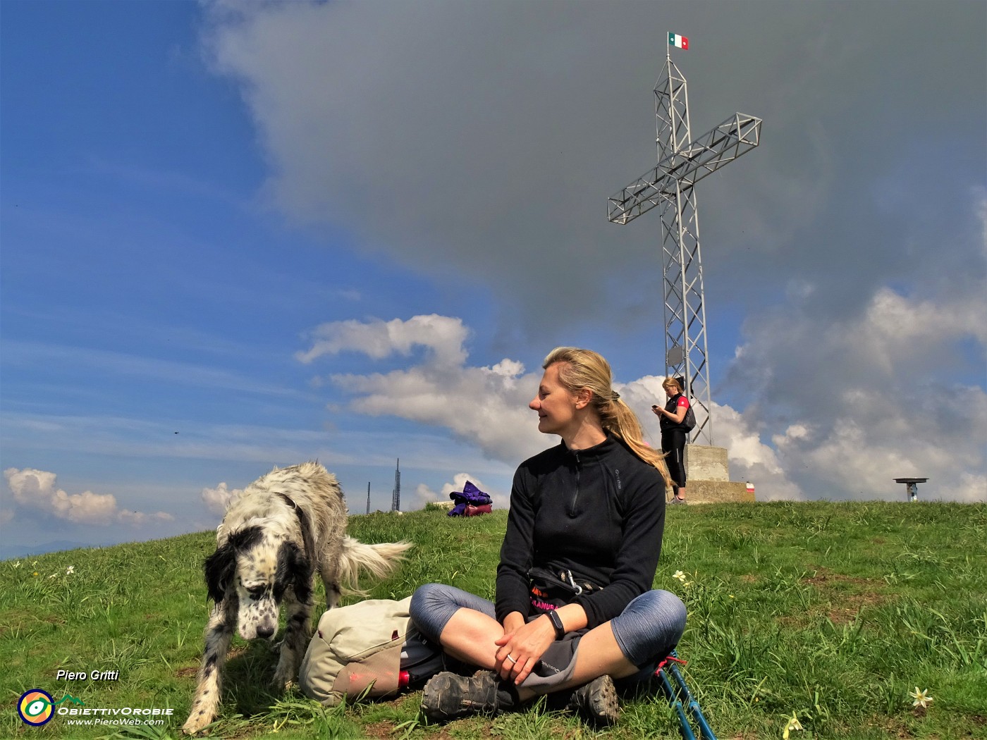 42 Alla croce del Linzone (1392 m) un momento di relax.JPG